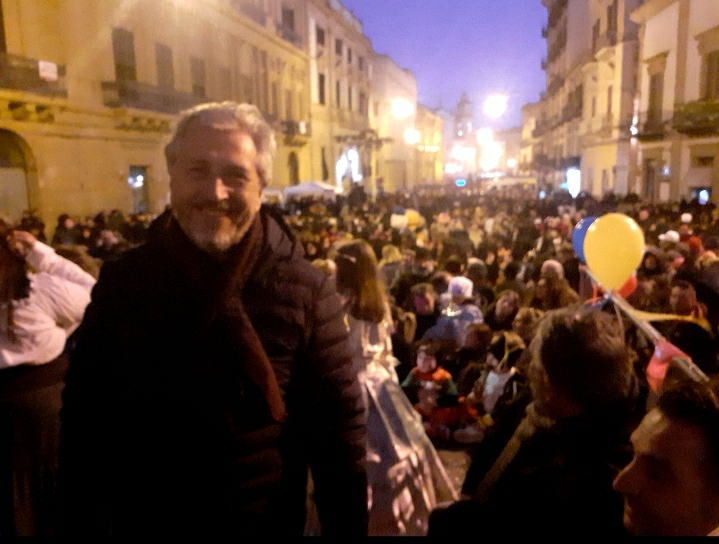 Carnevale a Caltanissetta 2023: Corso Umberto pieno di musica, sfilate e coriandoli volanti (VIDEO)