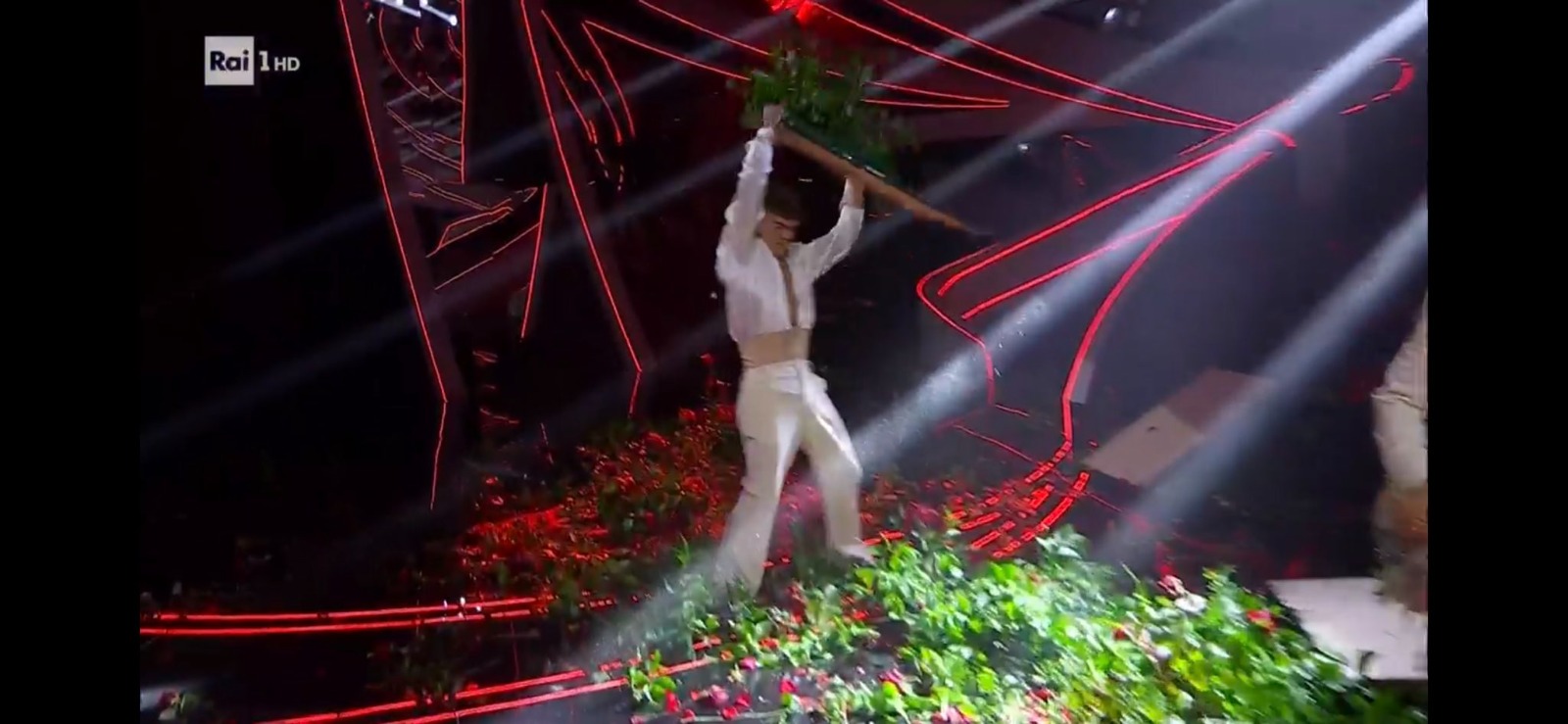 Sanremo: problemi all’audio e Blanco distrugge le rose sul palco. Il pubblico fischia indignato