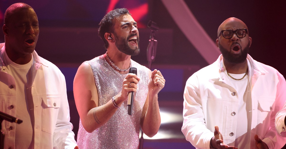 Sanremo, doppietta di Mengoni: vince la serata dei duetti e resta primo in classifica generale
