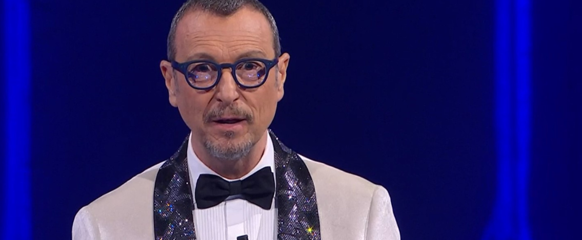 Sanremo: Amadeus legge un messaggio di Zelensky: “ascolteremo insieme la canzone di vittoria”