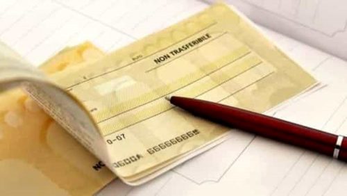 Gli assegni bancari vanno in pensione, Intesa ha iniziato a rottamarli