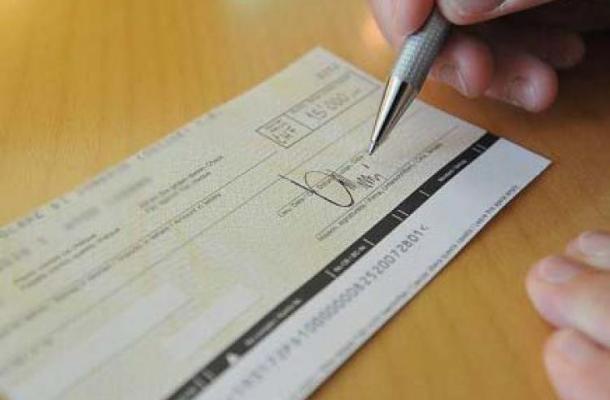 Raggira zia disabile e si fa dare assegni: condannato 33enne