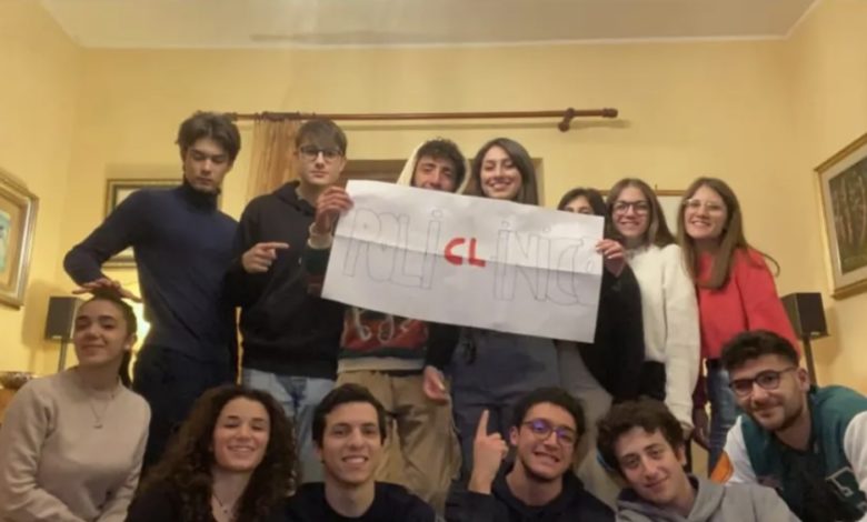 Manifestazione pacifica del  Gruppo di lavoro per il Policlinico a Caltanissetta per il 10 marzo in piazza Garibaldi con studenti e cittadini