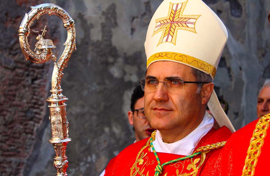 Migranti, il vescovo di Palermo Lorefice: “Strage, colpa politiche di Italia e di Ue”
