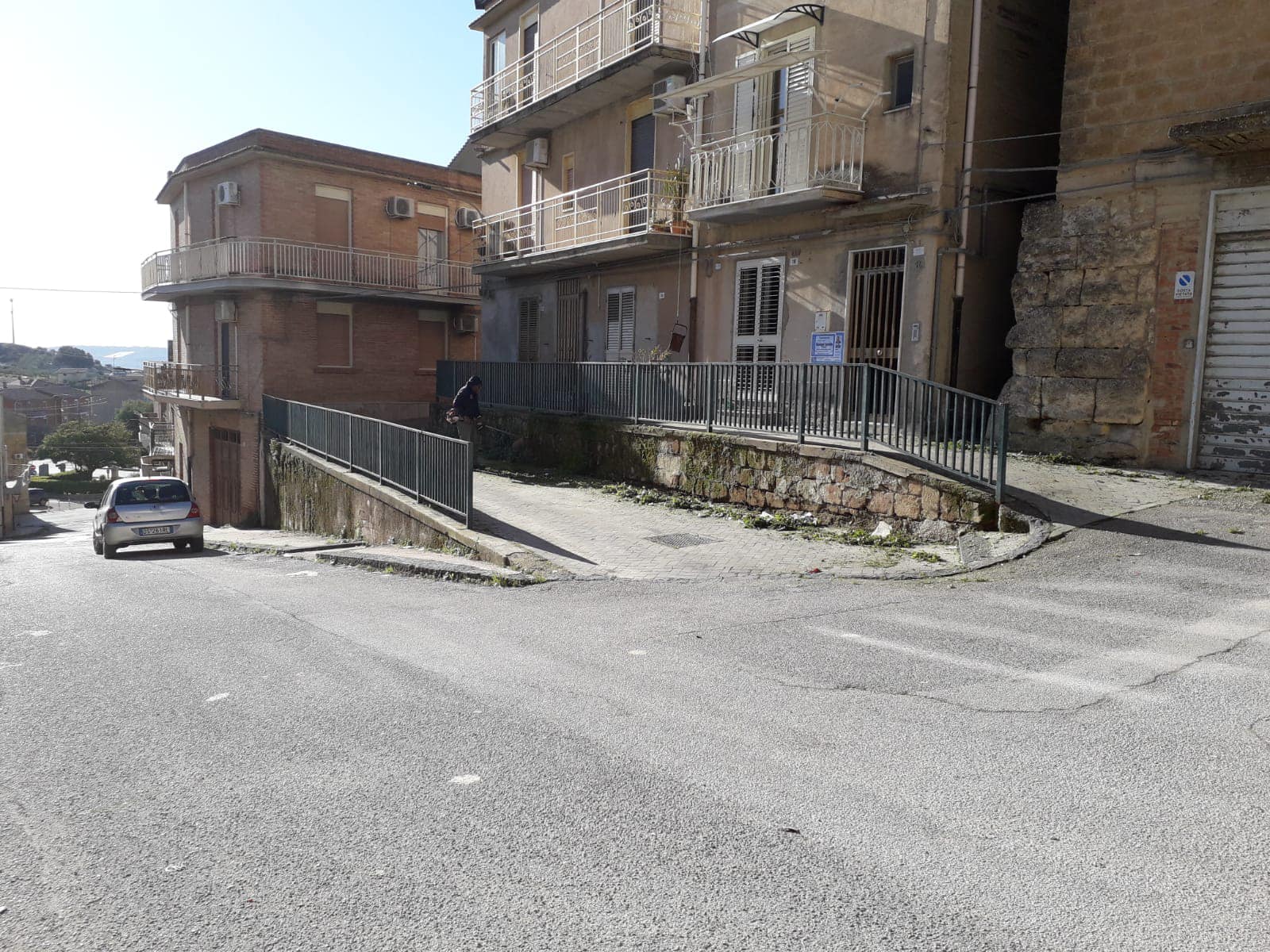 Delia. Il sindaco Bancheri: “Partiti i lavori per la rimozione delle erbacce in tutto il centro abitato”
