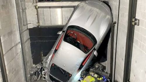 Florida, disastro in concessionaria: Ferrari da 250mila dollari precipita nella tromba dell’ascensore