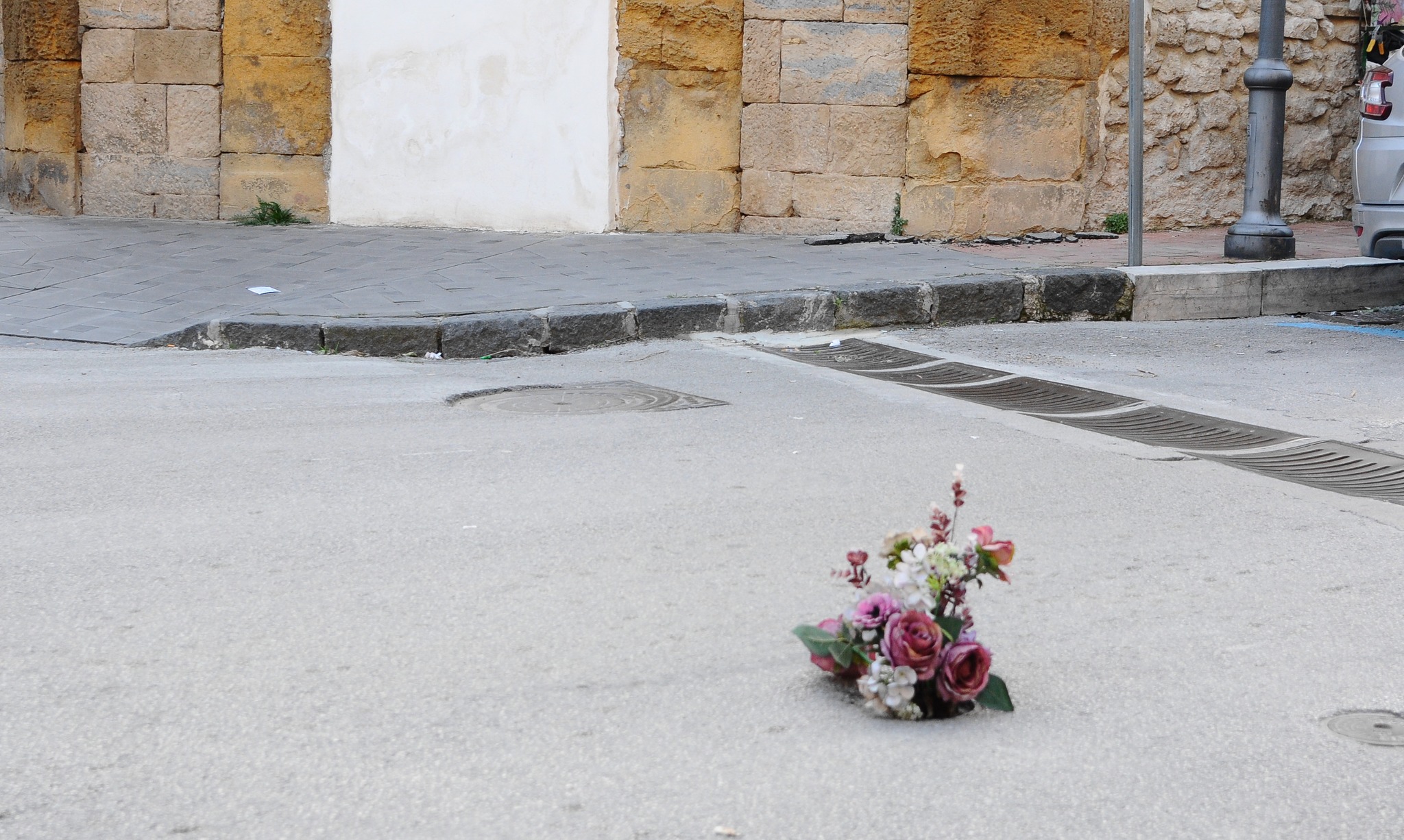 San Cataldo: per San Valentino i bouquet di fiori diventano “tappabuche”
