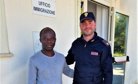 Caltanissetta: ivoriano trova una borsa con soldi, carte di credito e documenti e la consegna alla polizia