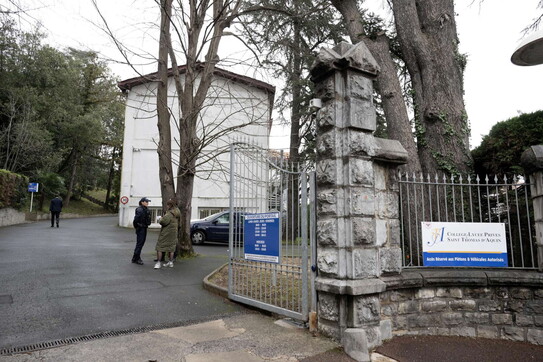 Francia, studente 16enne accoltella a morte la sua insegnante a scuola
