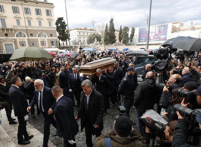 Funerale di Maurizio Costanzo, l’Italia si è fermata per l’ultimo saluto