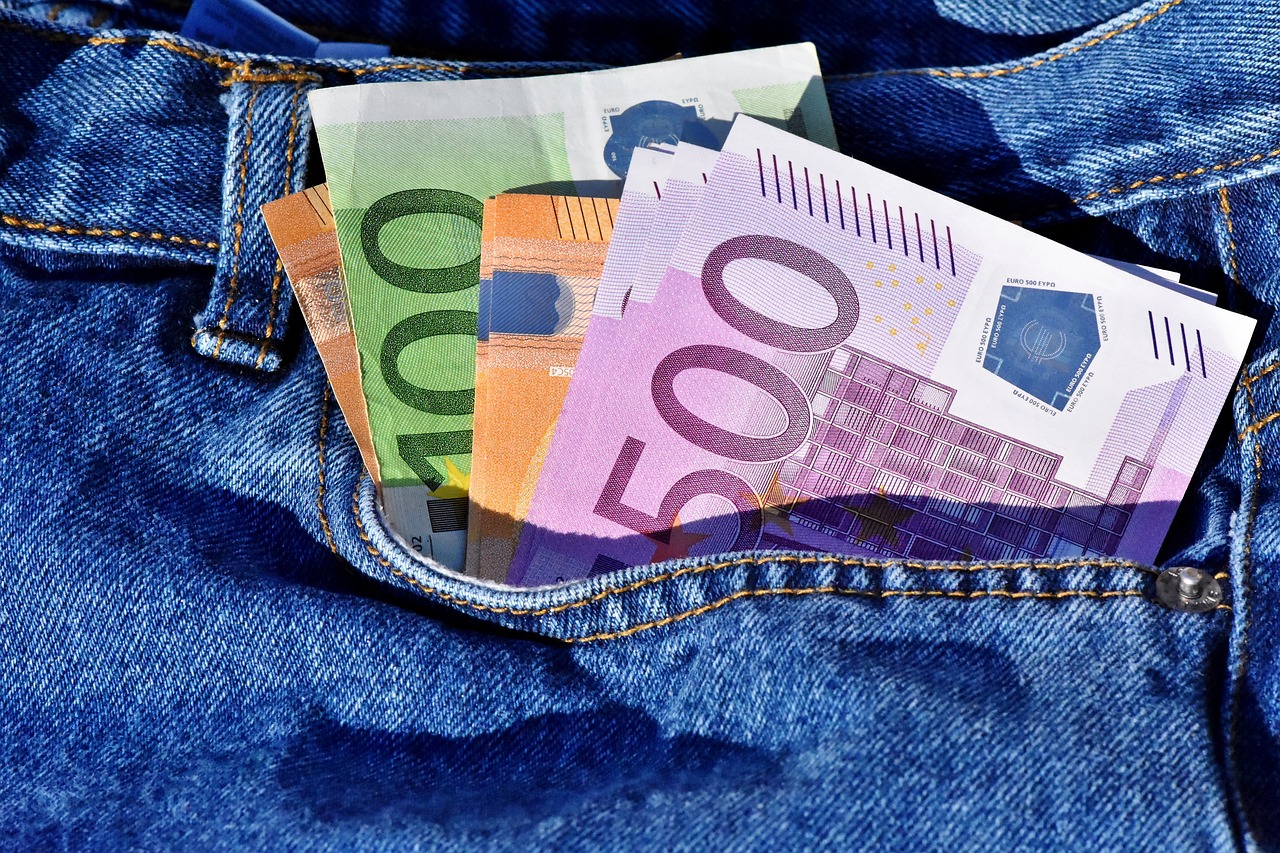 Sicilia, i deputati “intascano” un aumento annuale di 10.700 euro: confermato (con voto segreto) l’accrescimento del compenso