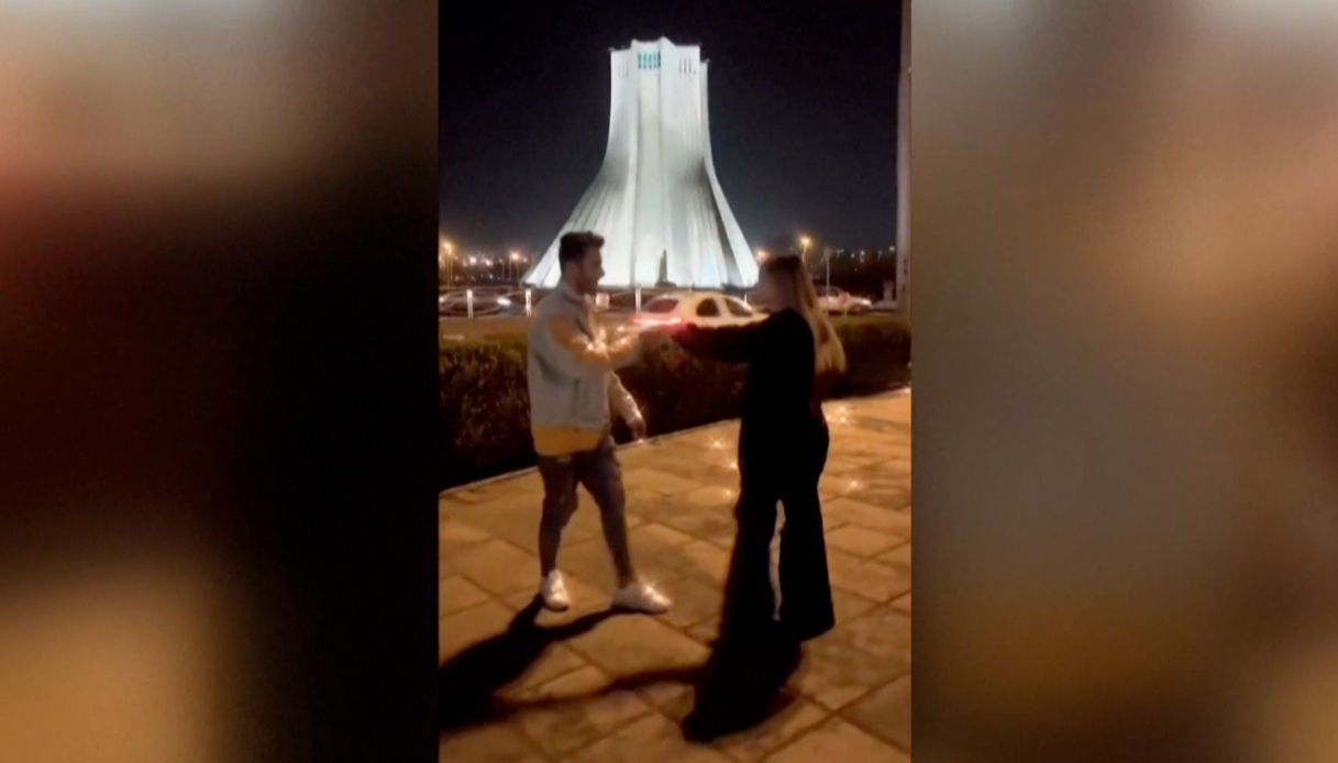 Pubblicato video in cui ballava per strada: coppia iraniana di ventenni condannata a 10 anni di detenzione