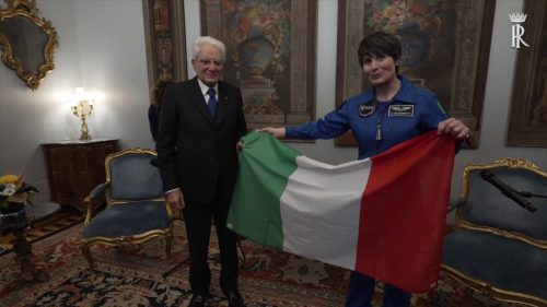 Cristoforetti restituisce a Mattarella tricolore portato nello spazio