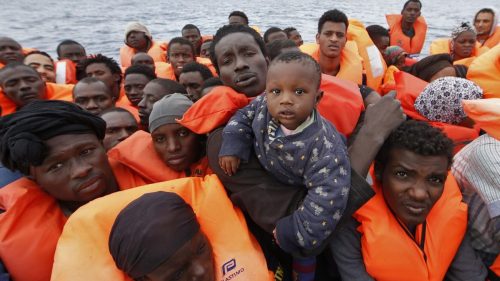 Le storie di speranza dei migranti nell’hotspot di Lampedusa. Valastro: “Così aiutiamo le famiglie a ritrovarsi”