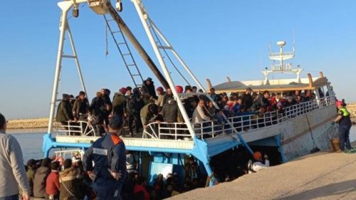 Migranti, nuovi sbarchi a Lampedusa: in 24 ore oltre mille sull’isola