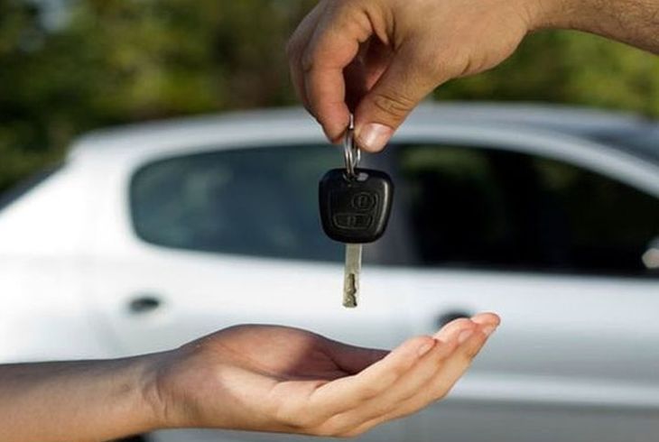 Truffavano clienti stranieri con false multe e costi gonfiati: tre i denunciati dalla Polizia di Stato