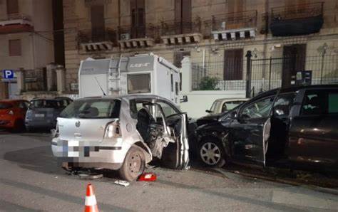 Scontro tra due auto a Palermo, sette feriti