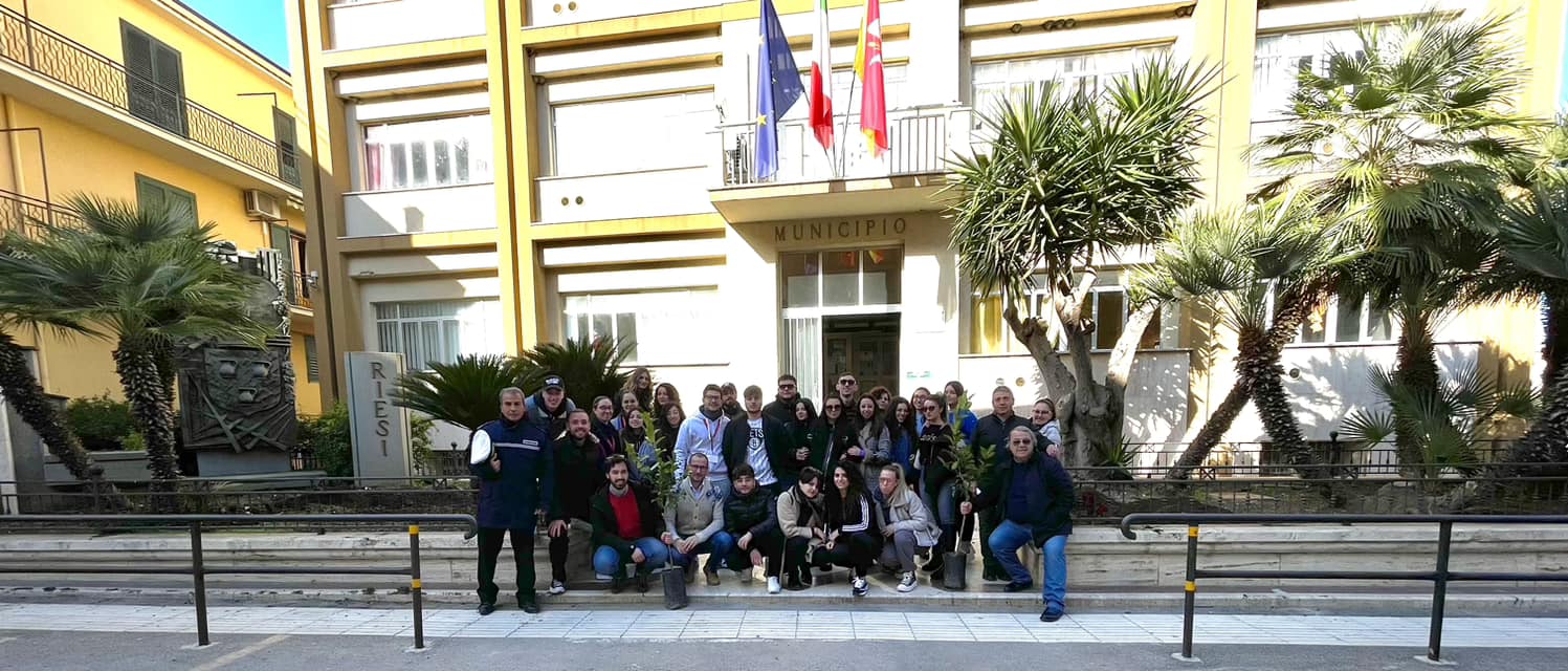 Riesi. Piantati due alberi all’ingresso del Palazzo di Città da Amministrazione comunale e volontari del servizio civile