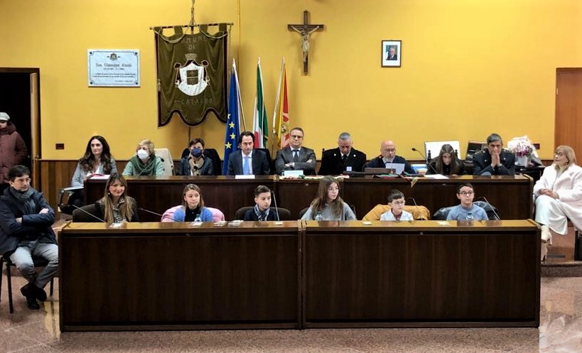 San Cataldo. Insediato il “baby Consiglio comunale” alla presenza di Prefetto, Questore, Presidente Corte d’appello e comandante provinciale dei Carabinieri