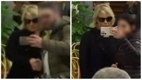 Allucinante: chiedono un selfie a Maria De Filippi durante la camera ardente di Costanzo