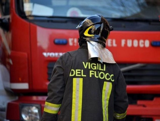 Vasto incendio nel Ragusano, minacciate le abitazioni