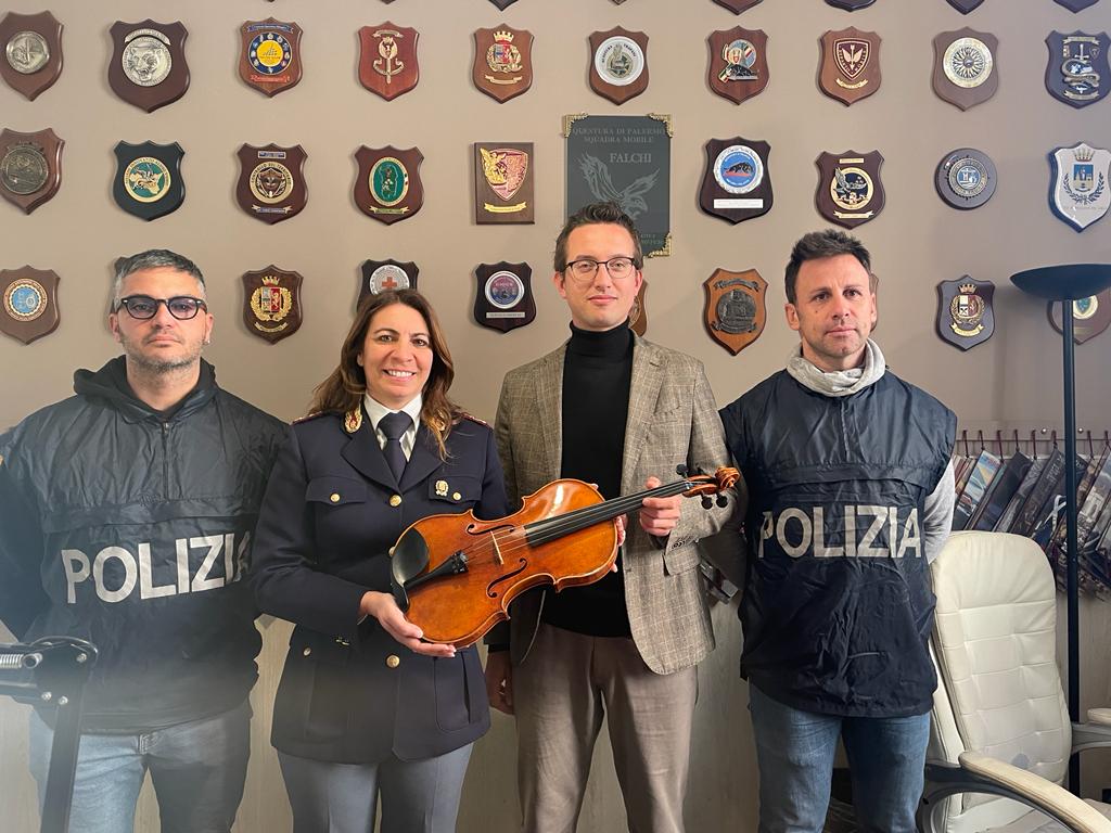 Recuperata e riconsegnata dai Falchi della Polizia di Stato pregiata viola trafugata al Politeama del valore di 30 mila euro