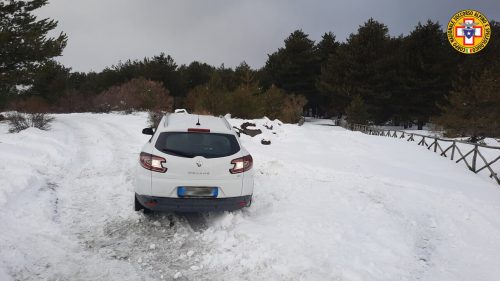 Sicilia, coppia con neonato resta bloccata con l’auto sull’Etna innevata: tratti in salvo