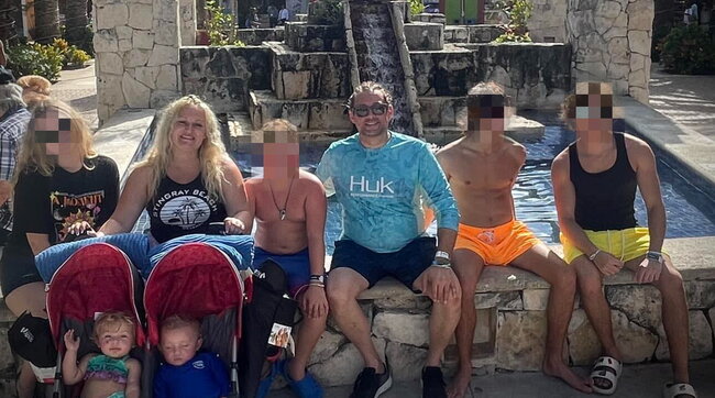 Stati Uniti, la bisnonna ha l’Alzheimer e si dimentica di chiudere la porta: gemelli di 18 mesi vanno in piscina e muoiono annegati