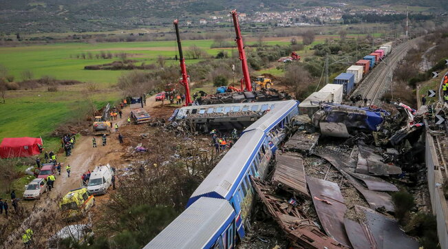 Grecia, scontro fra due treni: 40 morti e almeno 50 dispersi. “Polverizzate due carrozze”, arrestato un capostazione
