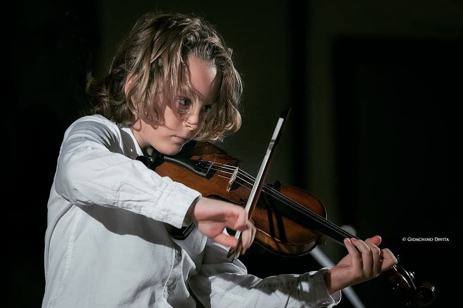 Serradifalco. Cresce l’attesa per l’esibizione del piccolo violinista Riccardo Palmeri nel programma di Canale 5 “La Tv dei 100 e uno”