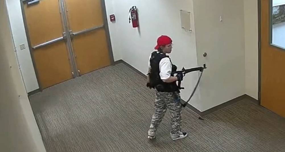 Armata di fucile fa irruzione nella scuola di Nashville che aveva frequentato da bambina uccidendo 6 persone prima di essere abbattuta dalla Polizia