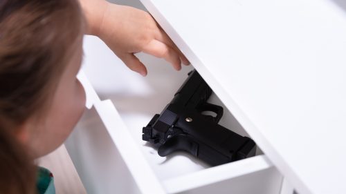 Tragedia in Texas: bimba di tre anni trova pistola in casa e spara accidentalmente alla sorella di 4 anni uccidendola