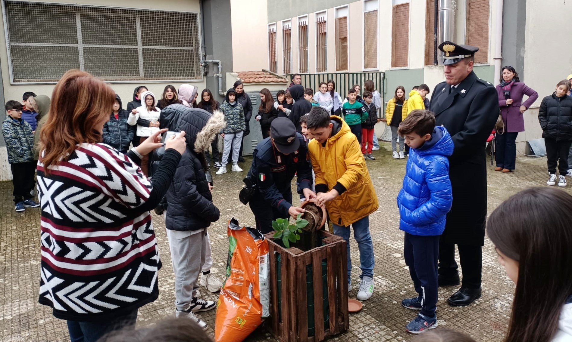 San Cataldo: studenti della Carducci e Carabinieri piantumano “l’albero di Falcone”
