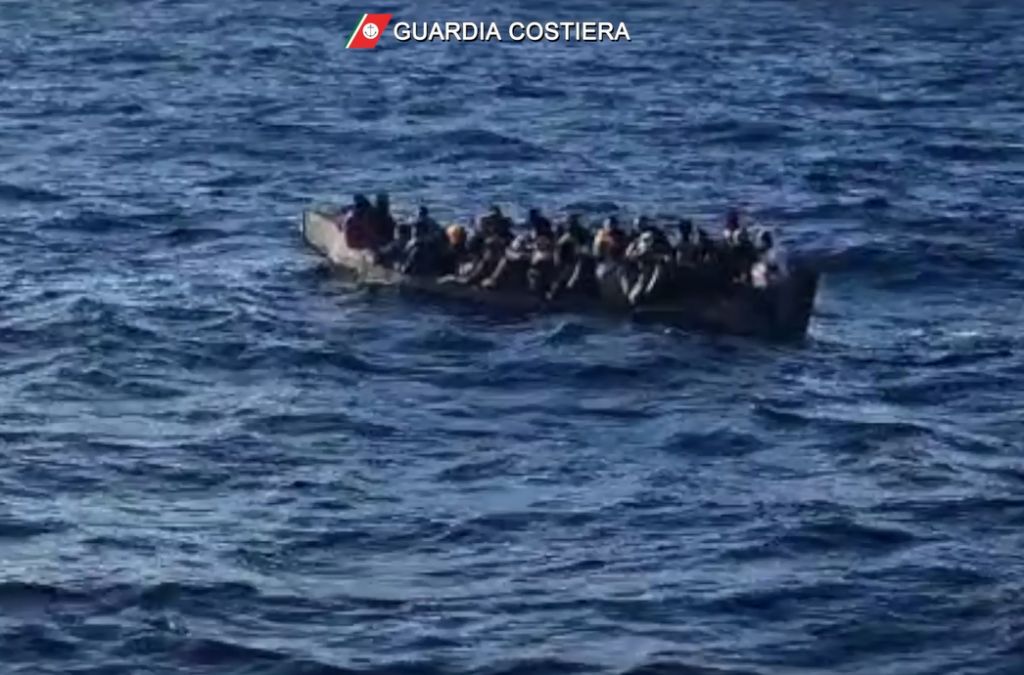 Sbarchi continui a Lampedusa, 20 migranti in salvo e un cadavere