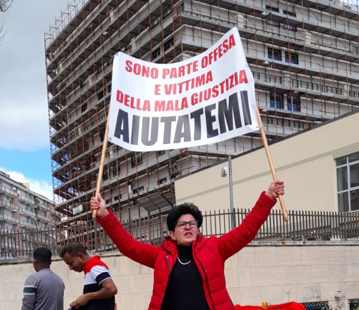 Caltanissetta, da 5 giorni in presidio di protesta davanti al Tribunale. Rita Bontà: “sono vittima di mala giustizia”