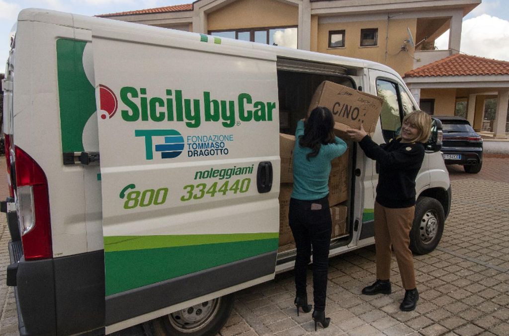 Parte furgone con un migliaio di scarpe da donare a migranti Lampedusa