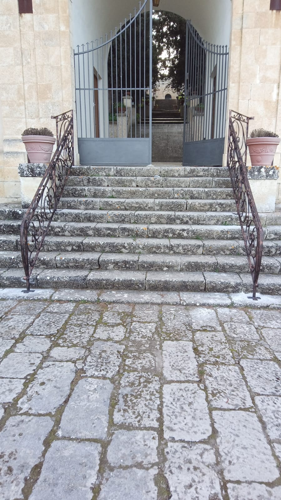 Villalba, lavori eseguiti con progetti democrazia partecipata. Ringhiera al cimitero