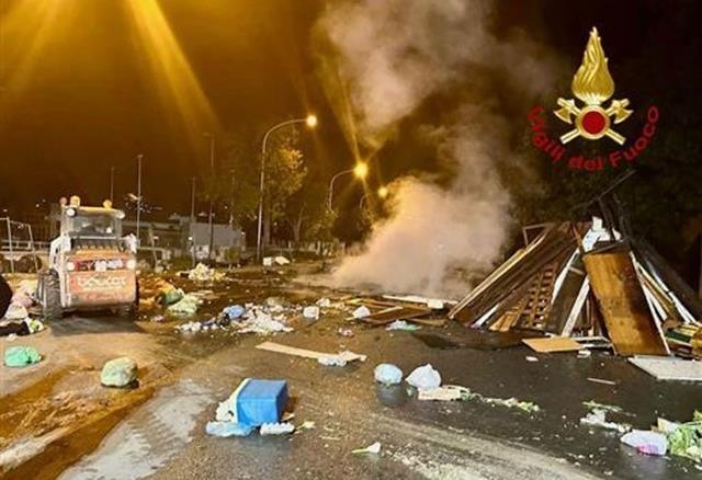Palermo, notte di lavoro per spegnere vampe di San Giuseppe: sassi contro VVFF, interventi in numerosi punti della città