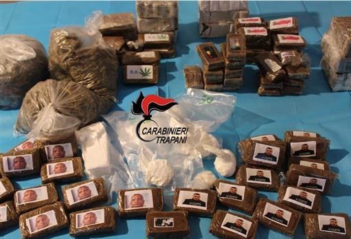 Trapani: a Marsala sequestrati oltre 13kg droga con foto Messina Denaro
