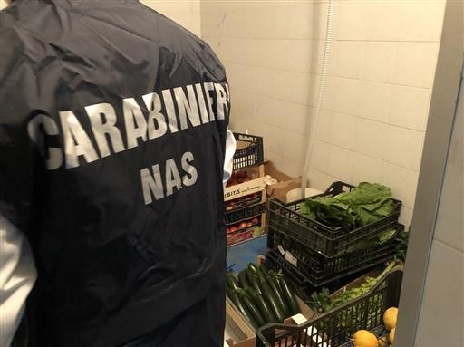 Scarsa igiene in ristorante etnico, sequestrati 100 chili di alimenti: Nas in azione, sanzioni per oltre 6.000 euro