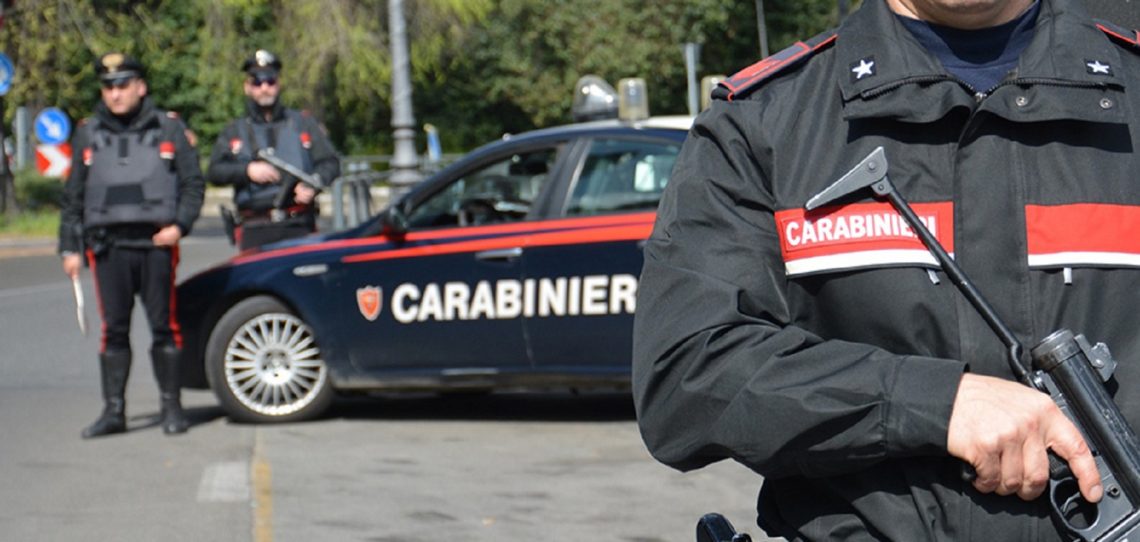 Non si ferma all’alt dei carabinieri: senza patente ed armato, arrestato