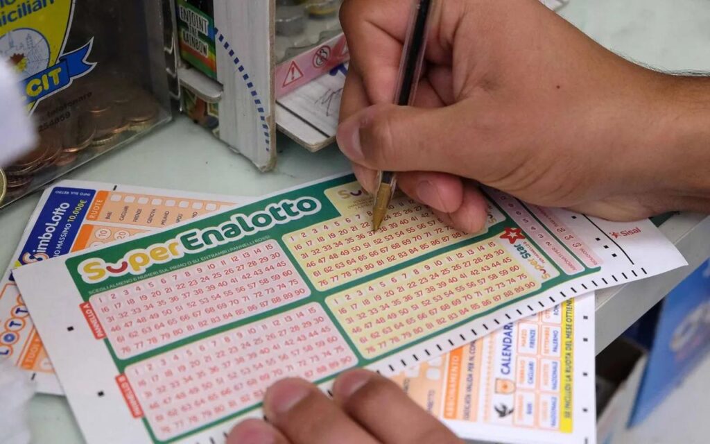 SuperEnalotto: giocatore online “baciato dalla fortuna”, con 2 euro vince 73,8 milioni centrando il “6”