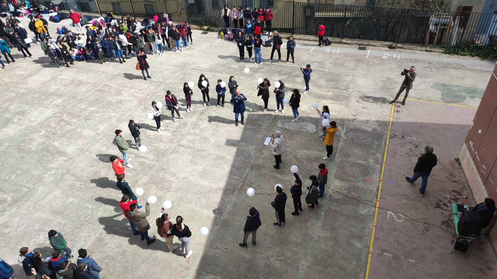 San Cataldo: studenti della Carducci ricordano le vittime innocenti delle mafie con palloncini e poster