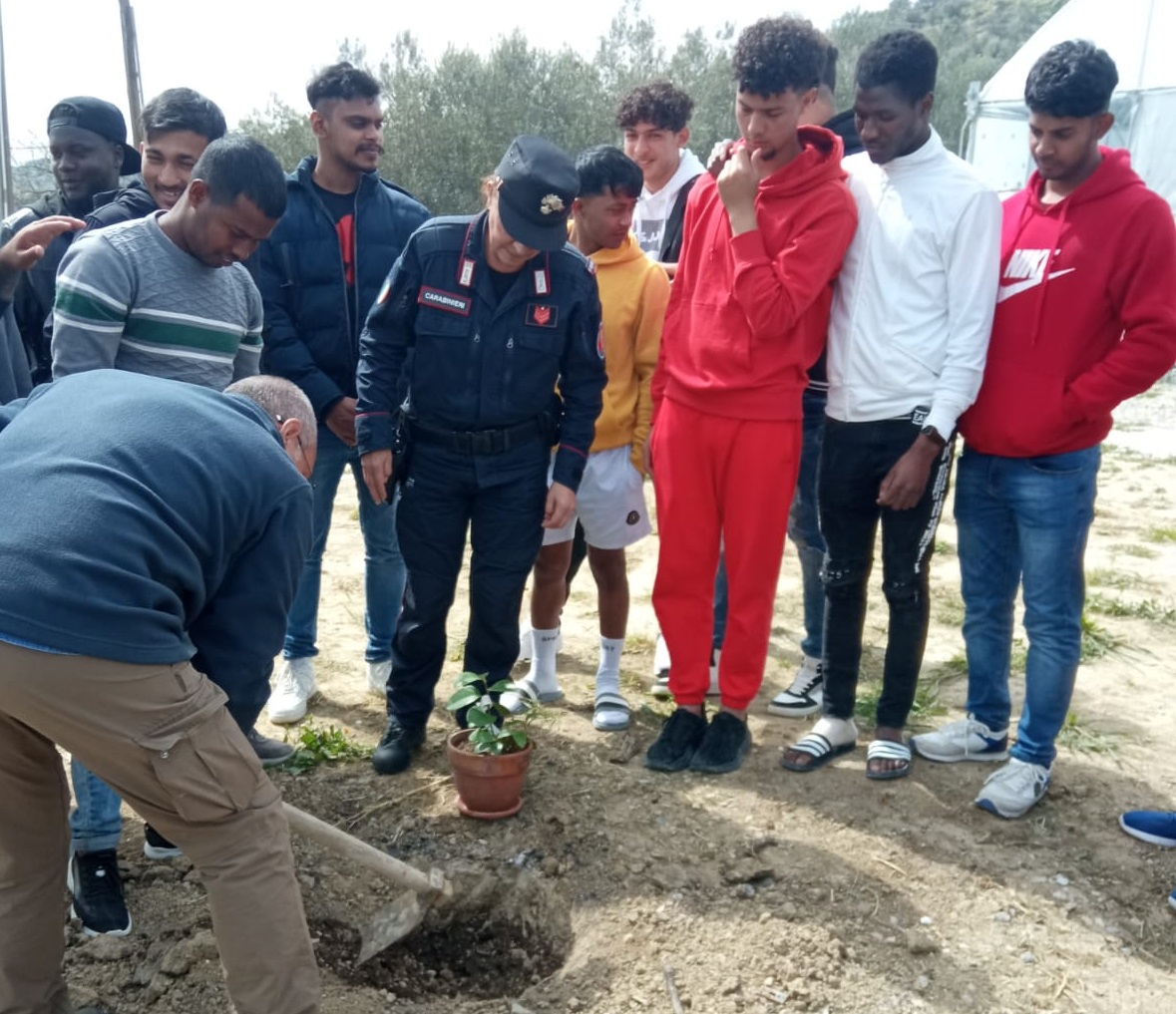 Sicilia, cresce il bosco della legalità: Carabinieri consegnano “Un albero per il futuro” all’Ass. Don Bosco 2000