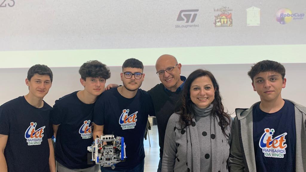 Caltanissetta, studenti del Rapisardi – Da Vinci vincono le regionali del RoboCup Junior