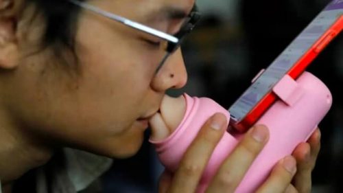 Pronti a scambiarvi baci a distanza? In Italia arriva “MUA”