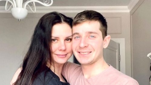 La strana storia di un’influencer russa. Mamma incinta del figliastro, il marito: “Sesso mentre ero a casa”