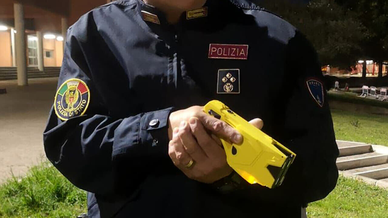 Fsp Polizia, agente bastonato si salva con il taser: “Dare questo prezioso strumento a tutti”
