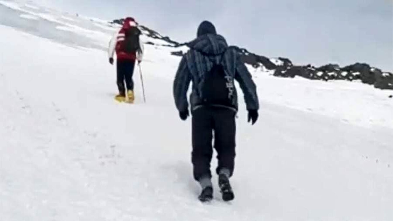 Russia. Un turista ha scalato una montagna in scarpe da tennis ed è morto congelato