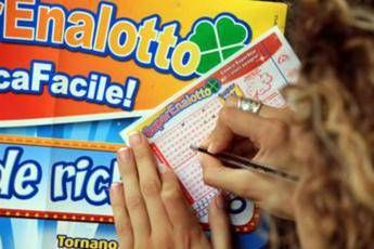 Vince 223 milioni al Superenalotto, la moglie separata non ci sta: “Metà sono i miei”